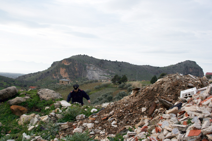 Ossa umane in discarica abusiva